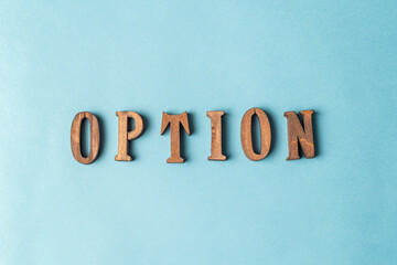 水色の紙に置かれたOPTIONのオブジェ