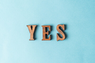 水色の紙に置かれたYESのオブジェ