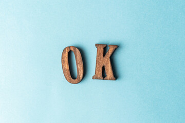 水色の紙に置かれたOKの小物