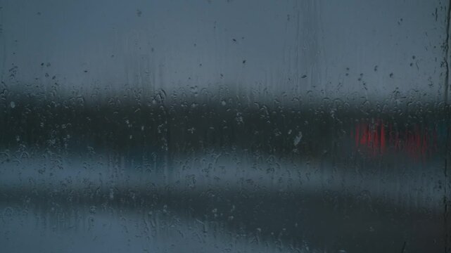 窓ガラスに打ち付けるみぞれ