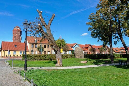 tangerm&uuml;nde, deutschland - wallanlage mit findling und wasserturm im hintergrund