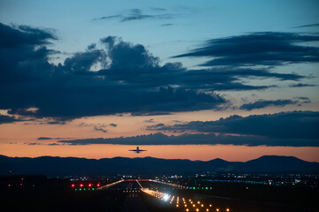 夕暮れの空へ飛び立つジェット機
