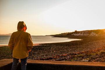 Uomo di spalle al tramonto