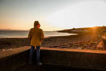 Uomo di spalle al tramonto
