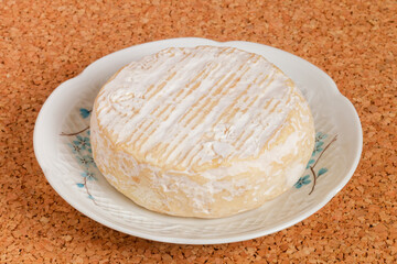 Picodon de l'Ard&egrave;che dans une petite assiette fleurie