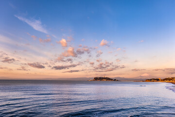 朝焼けに染まる湘南海岸と、雪化粧した富士山・江の島の絶景
