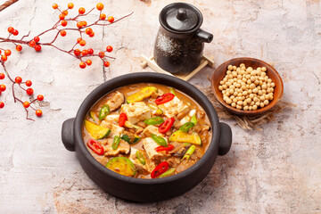  청국장은 장의 한 가지. 삶은 콩을 더운 방에서 띄워 반쯤 찧다가 소금과...