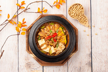  청국장은 장의 한 가지. 삶은 콩을 더운 방에서 띄워 반쯤 찧다가 소금과...