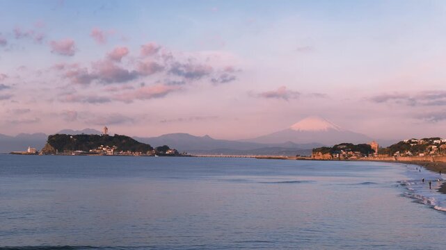 朝焼けに染まる湘南海岸と、雪化粧した富士山・江の島の絶景
