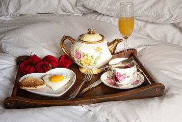 valentines  wedding  proposal  romantic  breakfast  in bed  champagnes and  roses   engagement  ring 