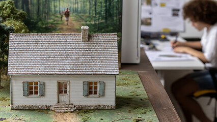 Analyse d&rsquo;un investissement immobilier avec maquette de maison, id&eacute;al pour article ou blog sur l'immobilier