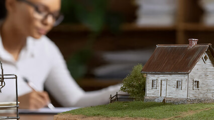 Conseiller en assurance  devant une maison mod&egrave;le, id&eacute;al pour article ou blog sur l'immobilier