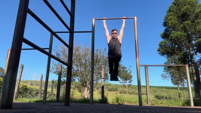 homem faz treino de calistenia em ar&ecirc;a externa 