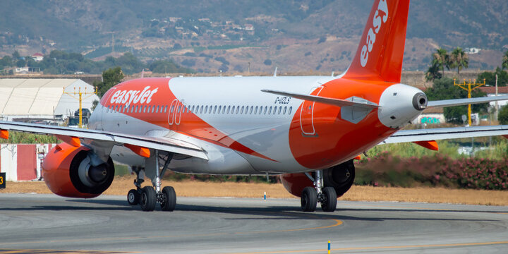 Avi&oacute;n de l&iacute;nea Airbus A320 neo de la aerol&iacute;nea de bajo coste Easyjet en el Aeropuerto de M&aacute;laga Costa del Sol con matr&iacute;cula G-UZLS.