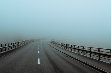 Aspahltstrasse führt in Nebelwand
