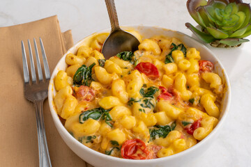 mac and cheese  with spinach and tomatoes