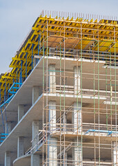 Building crane and building under construction