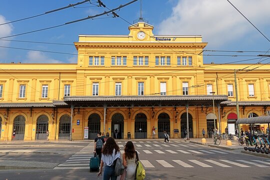 modena, italien - bahnhofsplatz mit fassade vom bahnhofsgeb&auml;ude