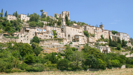 Montbrun-les-Bains est une commune fran&ccedil;aise situ&eacute;e dans le d&eacute;partement de la Dr&ocirc;me en r&eacute;gion Auvergne-Rh&ocirc;ne-Alpes.  Plus beau village de France