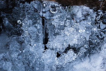 Zimowy strumień z lodem i soplami w chłodnej tonacji © Elżbieta Kaps