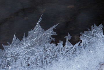 Zimowy strumień z lodem i soplami w chłodnej tonacji © Elżbieta Kaps