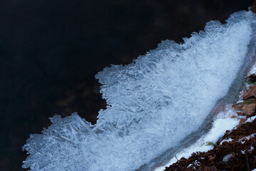 Zimowy strumień z lodem i soplami w chłodnej tonacji © Elżbieta Kaps
