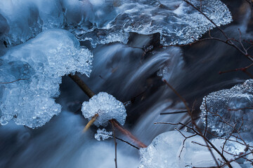 Zimowy strumień z lodem i soplami w chłodnej tonacji © Elżbieta Kaps