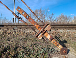 Metal mount for pole with weight for tensioning cables on the railway
