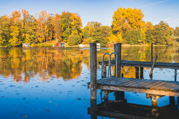 Bootssteg am See in Brandenburg im Herbst