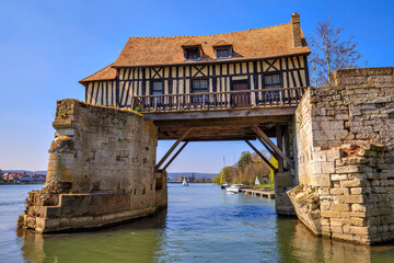 Ancien moulin sur un pont de la Seine, Vernon, Normandie, France