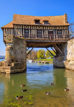 Ancien moulin sur un pont de la Seine, Vernon, Normandie, France