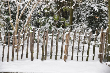Cl&ocirc;ture&nbsp;enneig&eacute;e au Jardin du&nbsp;Luxembourg en hiver &agrave; Paris