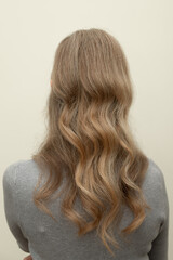 Fototapeta premium Back View of Woman with Wavy Hair Hairstyle