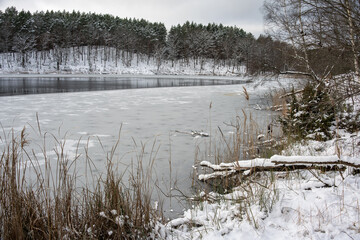 Jezioro pokryte lodem - symbol mroźnej zimy © qrrr