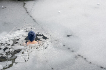 Zimowe drastyczne morsowanie w zamarzniętym jeziorze