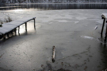 Częściowo zamarznięte wody jeziora po kilku dniowym spadku temperatury poniżej zera