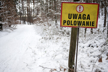Uwaga polowanie, tabliczka ostrzegająca przed miejscem gdzie myśliwi mogą cię postrzelić myśląc że jesteś dzikiem