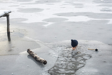 Ekstremalna kąpiel w zamarzniętym jeziorze 