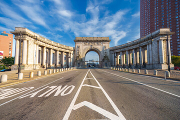 Obraz premium Manhattan Bridge Arch and Colonnade, located at the Manhattan entrance to the bridge.
