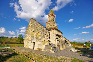die Steinkirche St. Nikolaus Kirche in Densus, Hunedoara in Rum&auml;nien - stone church in Densus, Hunedoara county, Romania