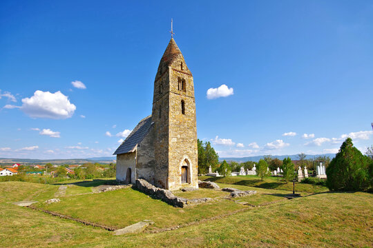 die romanische Steinkirche Adormirea Maicii Domnului in Strei, Hunedoara in Rum&auml;nien - the romanesque stone church Adormirea Maicii Domnului in Strei