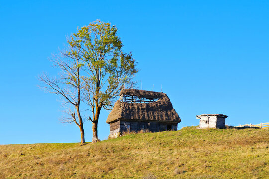 alte H&uuml;tte in herbstlicher Landschaft in den Karpaten von Rum&auml;nien, Dumesti, Alba in Siebenb&uuml;rgen - old hut in autumnal landscape in the Carpathians of Romania in Transylvania