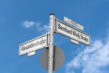 Stra&szlig;enschild in Berlin Mitte, Alexanderstra&szlig;e, Bernhard-Wei&szlig;-Stra&szlig;e mit blauem Himmel