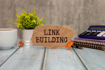 Naklejka premium LINK BUILDING top view of a notepad with text.