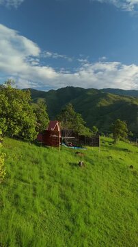 Caba&ntilde;a tipo glamping en medio del bosque rodeada por las monta&ntilde;as de colombia
