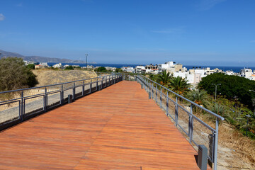 Obraz premium Sightseeing promenade walkway atop the famous Venetian fortification walls of Heraklion city, popular Mediterannean travel destination