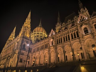 Obraz premium Gothic architecture night Parliament river pathway night illumination lamp nights nightlife sky black outdoor street building architecture home 3d house hotel outside place near object country travel