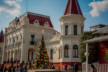 Obraz premium Historic building with Christmas tree in El Oro town square 