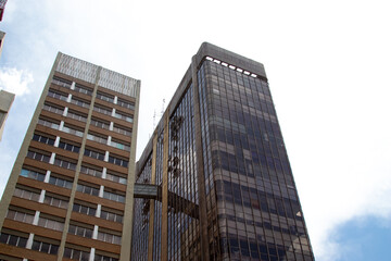 Pr&eacute;dios modernos comerciais alinhados em uma avenida.