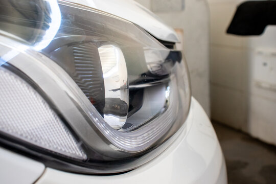 Farol dianteiro de carro com tecnologia drl. 